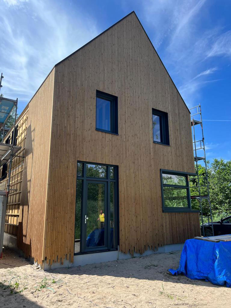 -/-